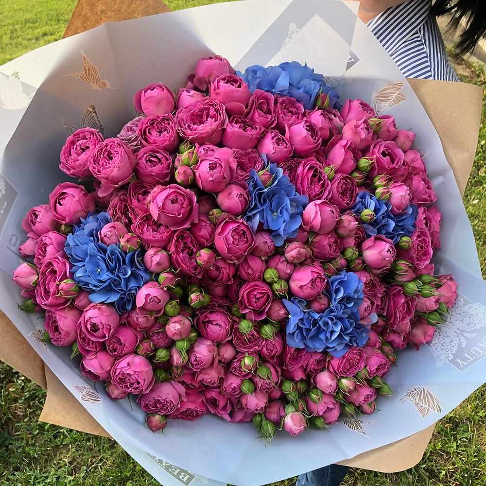 Зачем дарить цветы девушкам и женщинам